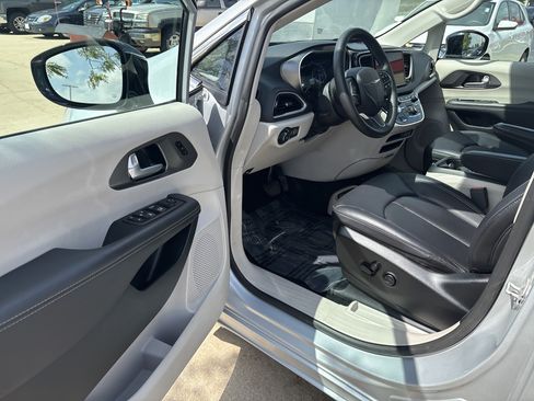 Used 2024 Chrysler Pacifica Touring-L FWD image 10