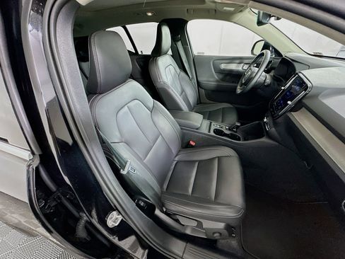 Used 2025 Volvo XC40 B5 Core image 32