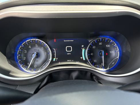 Used 2025 Chrysler Pacifica Select FWD image 17