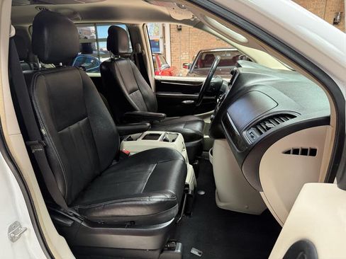 Used 2014 Chrysler Town & Country Touring FWD image 25