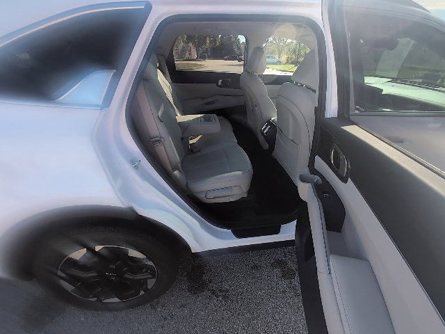 Used 2024 Kia Sorento S w/ Panoramic Sunroof Package FWD image 5