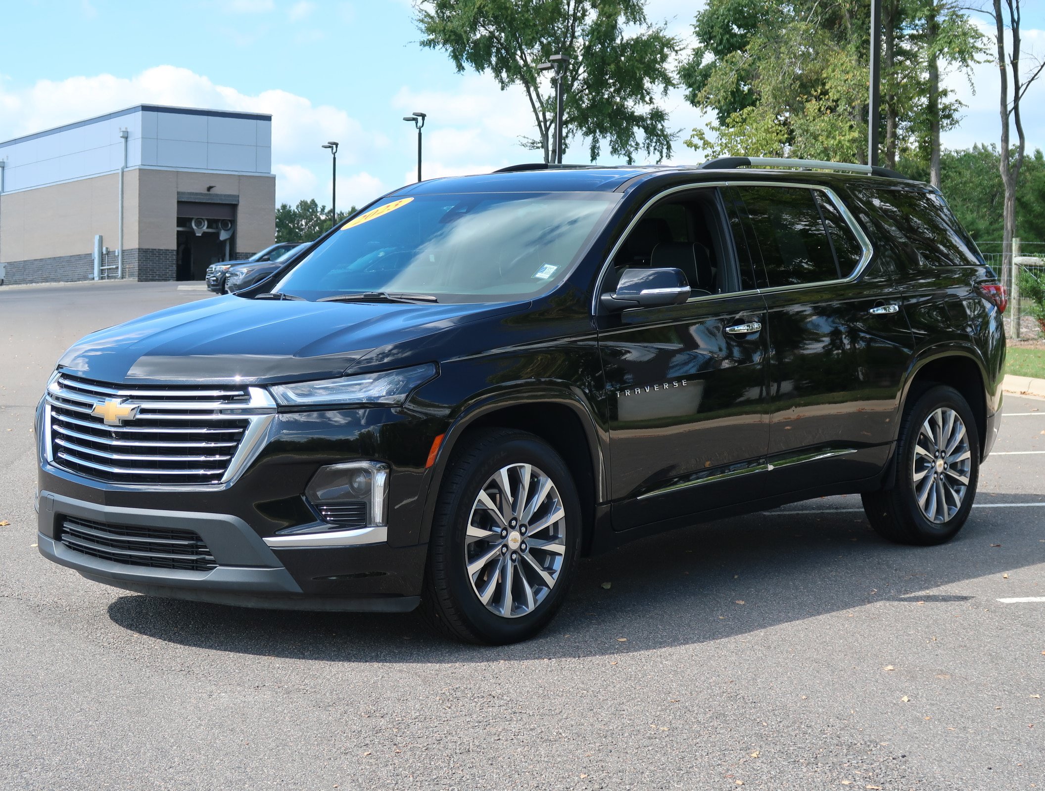 Used 2023 Chevrolet Traverse Premier w/ LPO, Cargo Package FWD image 3