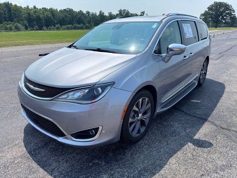 Used 2017 Chrysler Pacifica Limited w/ Advanced Safetytec Group FWD image 22