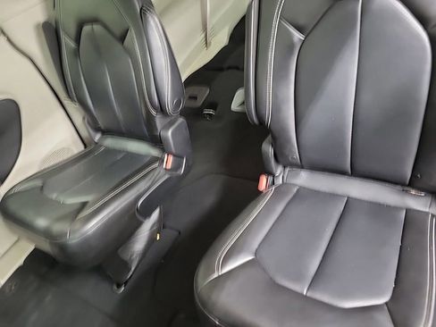 Used 2023 Chrysler Pacifica Touring-L FWD image 9