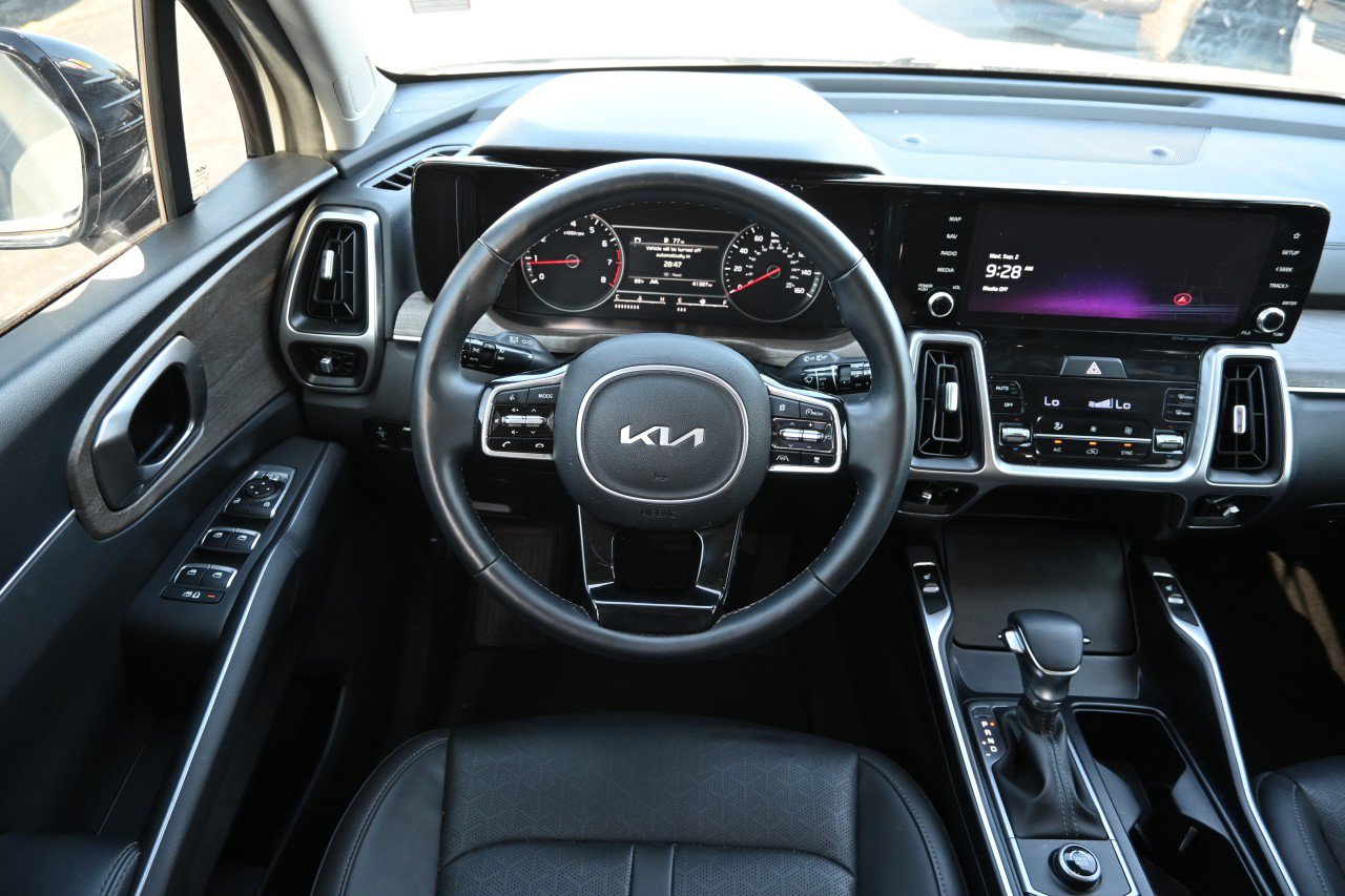 Used 2023 Kia Sorento EX w/ Panoramic Sunroof Package FWD image 9