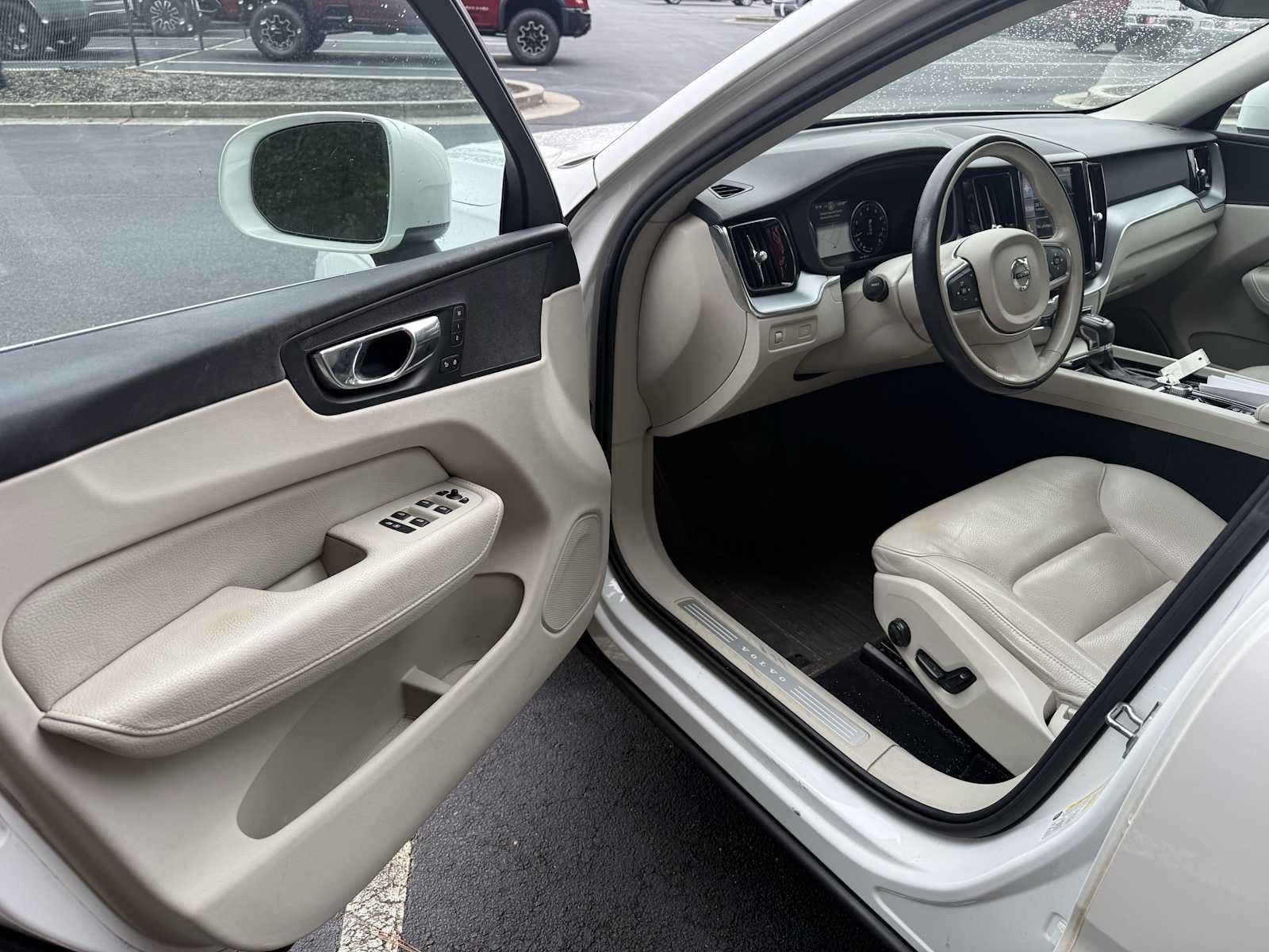 Used 2018 Volvo XC60 T5 Momentum w/ Convenience Package AWD/4WD image 10