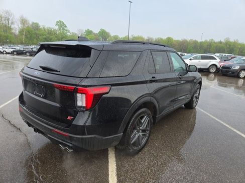 Used 2025 Ford Explorer ST AWD/4WD image 2
