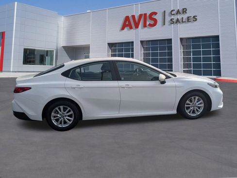 Used 2025 Toyota Camry LE image 5