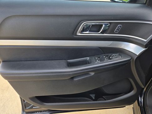 Used 2017 Ford Explorer XLT w/ Equipment Group 202A FWD image 30