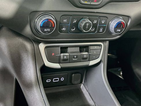 Used 2024 GMC Terrain SLE w/ Driver Convenience Package AWD/4WD image 16
