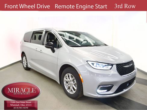 Used 2024 Chrysler Pacifica Touring-L FWD image 1