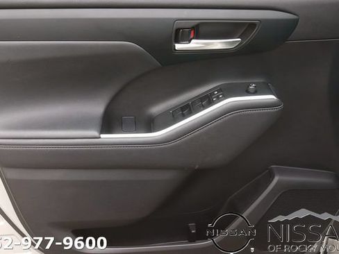 Used 2023 Toyota Highlander XLE FWD image 11