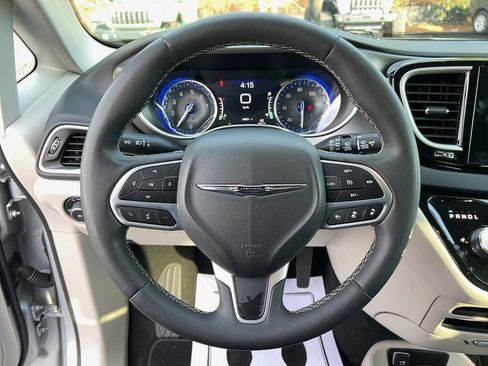 Used 2024 Chrysler Pacifica Touring-L image 16