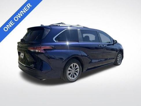 Used 2022 Toyota Sienna XLE w/ XLE Plus Package image 3