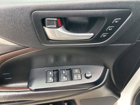 Used 2017 Toyota Highlander Limited Platinum image 16