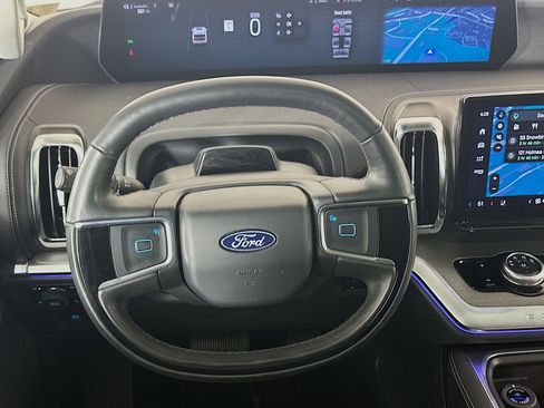 Used 2025 Ford Expedition Platinum image 18