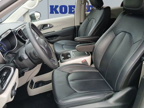Used 2024 Chrysler Pacifica Touring-L FWD image 10