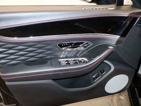 Used 2022 Bentley Flying Spur V8 image 18