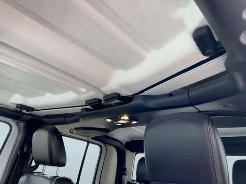 Used 2023 Jeep Gladiator Sport image 15