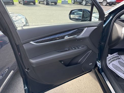 Used 2025 Cadillac XT6 Premium Luxury image 16