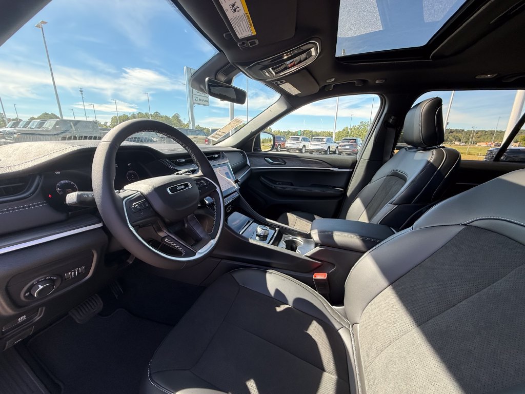 New 2027 Jeep Grand Cherokee Altitude RWD image 20