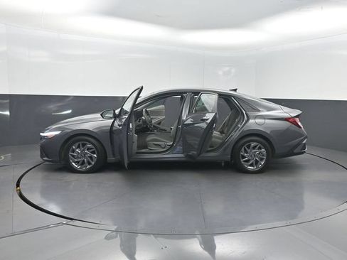 Used 2024 Hyundai Elantra SEL FWD image 34
