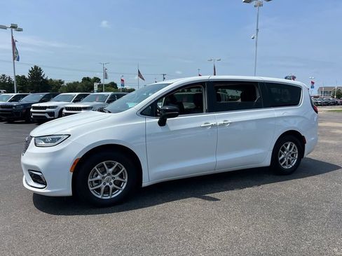 Used 2024 Chrysler Pacifica Touring-L FWD image 3