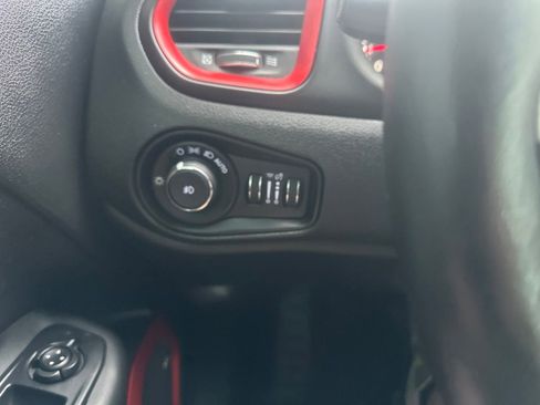 Used 2016 Jeep Renegade Trailhawk w/ Premium Trailhawk Package AWD/4WD image 26