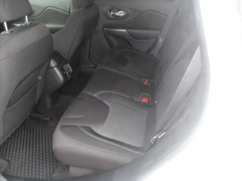 Used 2019 Jeep Cherokee Latitude w/ Cold Weather Group FWD image 9