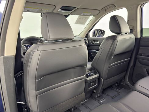 Used 2025 Nissan Pathfinder SL image 32