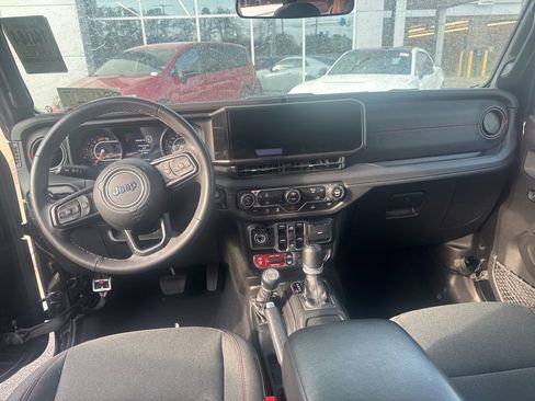 Used 2025 Jeep Wrangler Unlimited Rubicon image 10