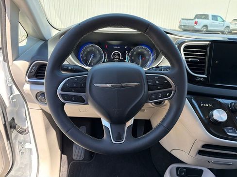 Used 2024 Chrysler Pacifica Touring-L FWD image 13