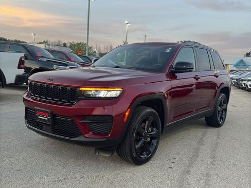 Used 2023 Jeep Grand Cherokee Altitude AWD/4WD image 2
