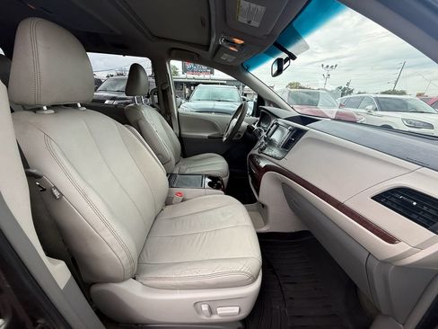 Used 2014 Toyota Sienna XLE w/ XLE Premium Package FWD image 23