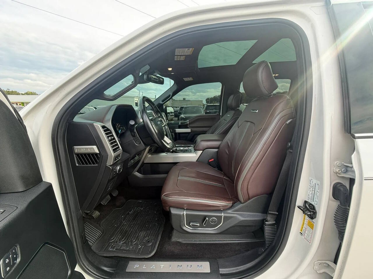 Used 2017 Ford F150 Platinum w/ Equipment Group 701A Luxury AWD/4WD image 20