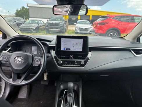 Used 2025 Toyota Corolla LE FWD image 31