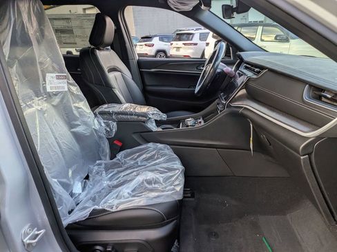 New 2025 Jeep Grand Cherokee Limited w/ Black Appearance Package image 27