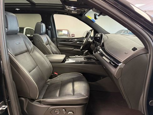 Used 2024 Cadillac Escalade ESV Sport w/ LPO, ONYX Package AWD/4WD image 17