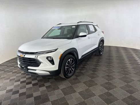 Used 2025 Chevrolet TrailBlazer LT AWD/4WD image 3
