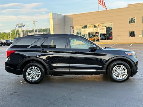 Used 2023 Ford Explorer XLT w/ Equipment Group 202A AWD/4WD image 3