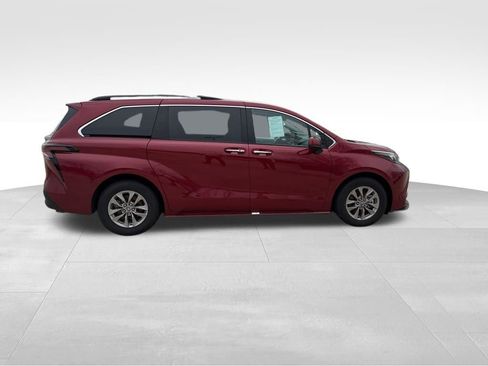 Used 2026 Toyota Sienna XLE image 5