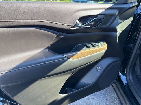 Used 2023 GMC Acadia SLE w/ Driver Convenience Package image 5