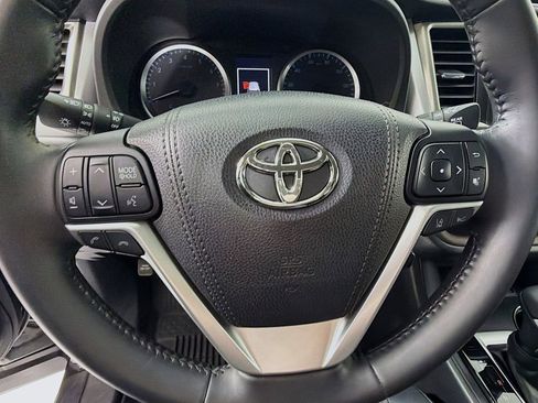 Used 2018 Toyota Highlander Plus AWD/4WD image 11