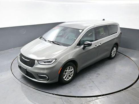 Used 2025 Chrysler Pacifica Select image 41