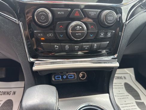 Used 2020 Jeep Grand Cherokee Overland AWD/4WD image 26