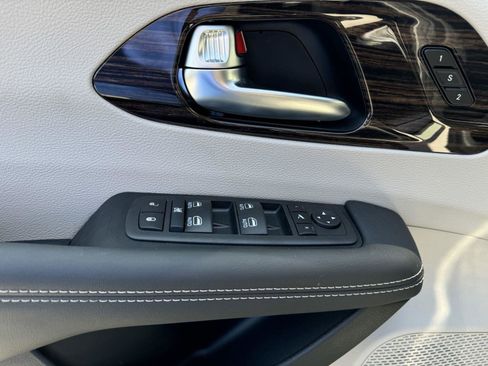 New 2024 Chrysler Pacifica Limited image 16