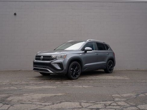 Used 2022 Volkswagen Taos SE w/ Panoramic Sunroof Package AWD/4WD image 1