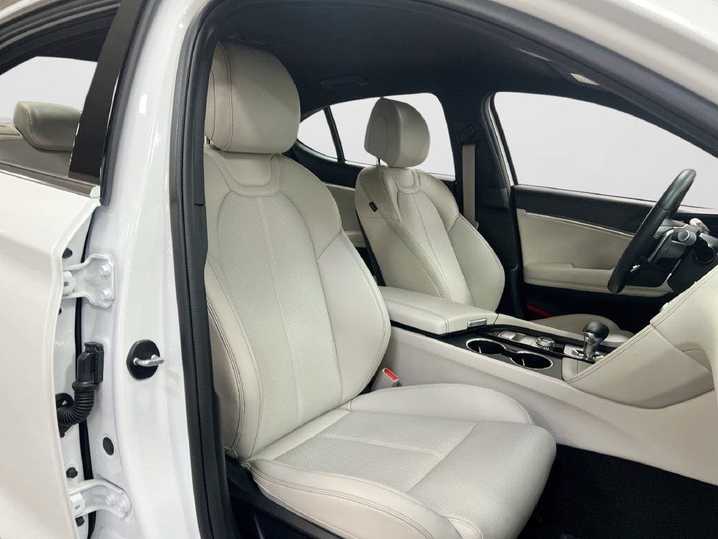 Used 2025 Genesis G70 2.5T RWD image 32