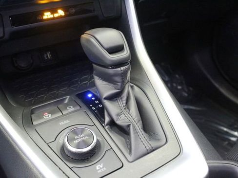 Used 2025 Toyota RAV4 LE AWD/4WD image 16