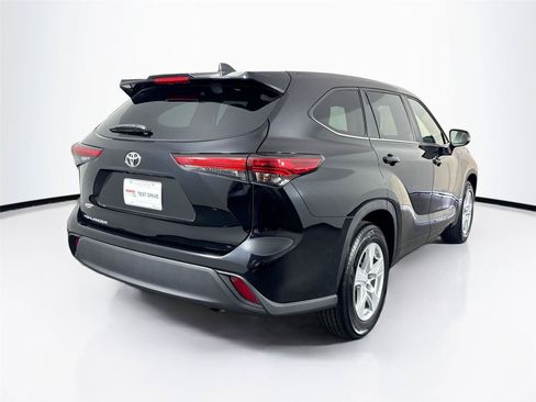 Used 2023 Toyota Highlander L FWD image 6
